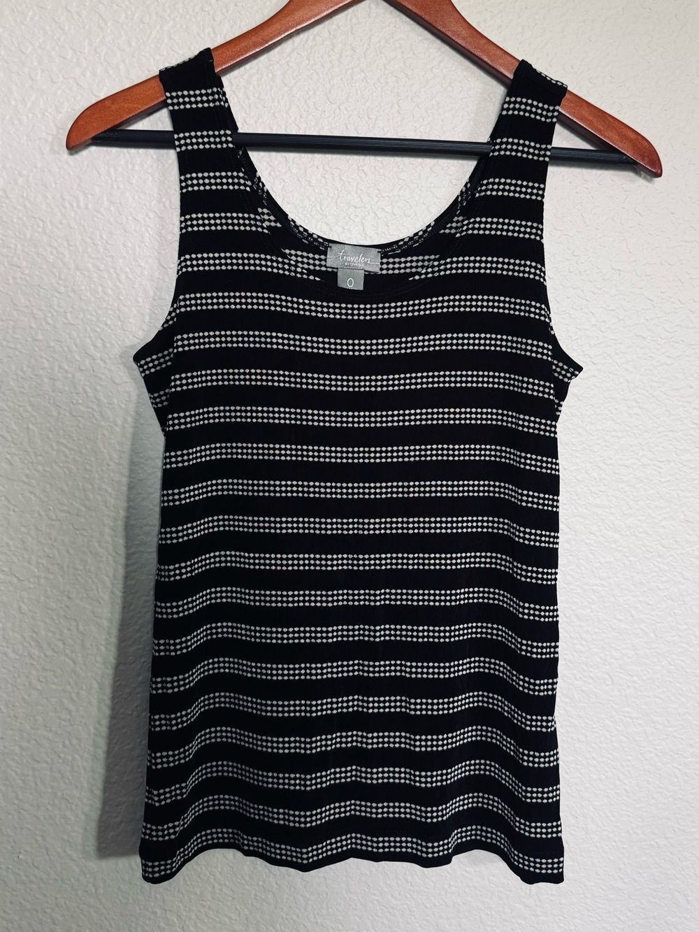Chico’s Travelers Black White Print Sleeveless Tank Top 0